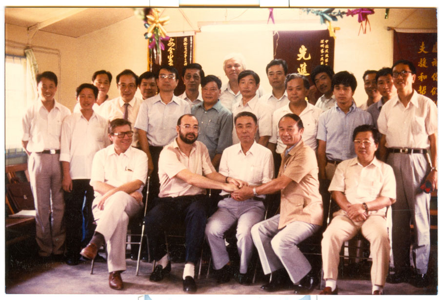 1985年8月大亞灣核電站中標(biāo)后工作人員合影.jpg